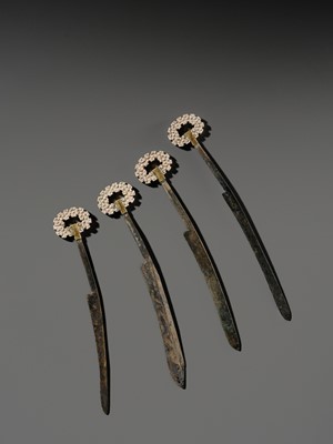 Lot 60 - A SET OF FOUR EXCEEDINGLY RARE BRONZE KNIVES WITH JADE POMMELS, EASTERN ZHOU DYNASTY