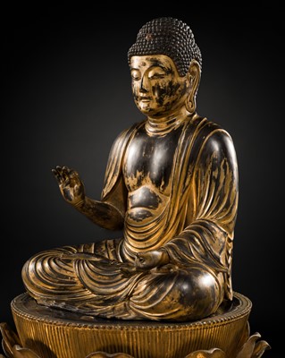 A LARGE (100 CM) AND IMPRESSIVE GILT-LACQUERED WOOD FIGURE OF AMIDA NYORAI, MUROMACHI PERIOD