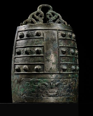 Lot 134 - A RARE ARCHAIC BRONZE BELL, BO ZHONG, EASTERN ZHOU DYNASTY, SPRING AND AUTUMN PERIOD
