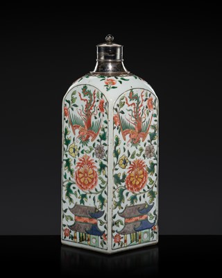 Lot 265 - A FAMILLE-VERTE ‘PHOENIX AND LOTUS’ GIN BOTTLE WITH FINE SILVER MOUNTS, KANGXI PERIOD