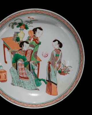 Lot 271 - A FAMILLE VERTE ‘THREE LADIES’ DISH, KANGXI TO YONGZHENG PERIOD