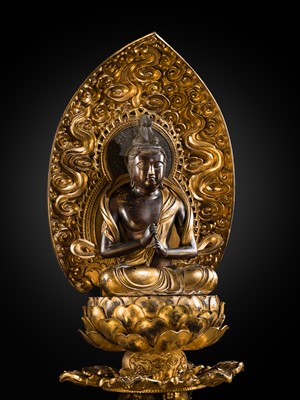 Lot 121 - A VERY LARGE (124 CM) AND IMPRESSIVE GILT-LACQUERED WOOD FIGURE OF DAINICHI NYORAI (MAHAVAIROCANA), EARLY EDO PERIOD