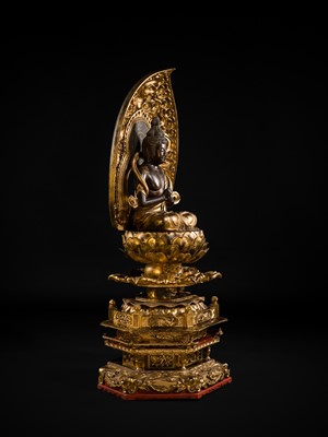 Lot 121 - A VERY LARGE (124 CM) AND IMPRESSIVE GILT-LACQUERED WOOD FIGURE OF DAINICHI NYORAI (MAHAVAIROCANA), EARLY EDO PERIOD