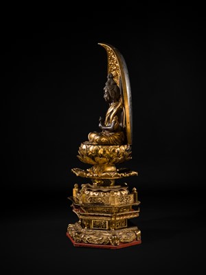 Lot 121 - A VERY LARGE (124 CM) AND IMPRESSIVE GILT-LACQUERED WOOD FIGURE OF DAINICHI NYORAI (MAHAVAIROCANA), EARLY EDO PERIOD