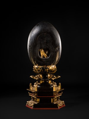 Lot 121 - A VERY LARGE (124 CM) AND IMPRESSIVE GILT-LACQUERED WOOD FIGURE OF DAINICHI NYORAI (MAHAVAIROCANA), EARLY EDO PERIOD