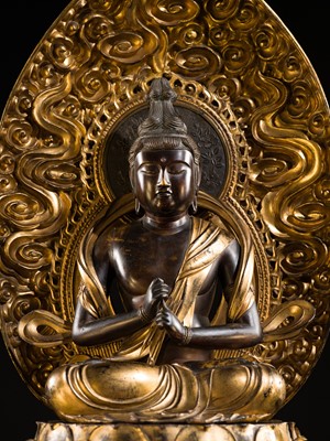 Lot 121 - A VERY LARGE (124 CM) AND IMPRESSIVE GILT-LACQUERED WOOD FIGURE OF DAINICHI NYORAI (MAHAVAIROCANA), EARLY EDO PERIOD