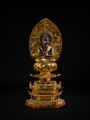 Lot 121 - A VERY LARGE (124 CM) AND IMPRESSIVE GILT-LACQUERED WOOD FIGURE OF DAINICHI NYORAI (MAHAVAIROCANA), EARLY EDO PERIOD