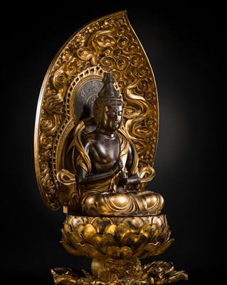 Lot 121 - A VERY LARGE (124 CM) AND IMPRESSIVE GILT-LACQUERED WOOD FIGURE OF DAINICHI NYORAI (MAHAVAIROCANA), EARLY EDO PERIOD