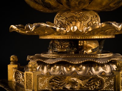 Lot 121 - A VERY LARGE (124 CM) AND IMPRESSIVE GILT-LACQUERED WOOD FIGURE OF DAINICHI NYORAI (MAHAVAIROCANA), EARLY EDO PERIOD