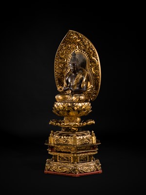 Lot 121 - A VERY LARGE (124 CM) AND IMPRESSIVE GILT-LACQUERED WOOD FIGURE OF DAINICHI NYORAI (MAHAVAIROCANA), EARLY EDO PERIOD