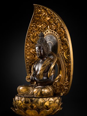Lot 121 - A VERY LARGE (124 CM) AND IMPRESSIVE GILT-LACQUERED WOOD FIGURE OF DAINICHI NYORAI (MAHAVAIROCANA), EARLY EDO PERIOD