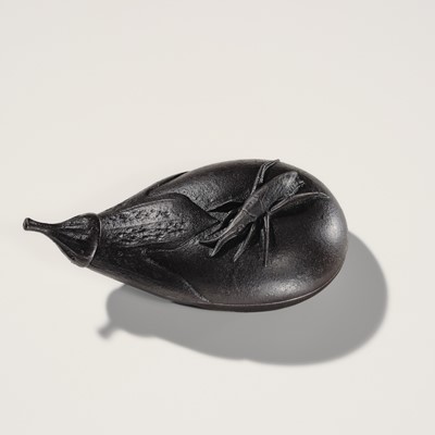 MYOCHIN MUNETSUGU: A RARE IRON ‘EGGPLANT AND KAMAKIRI-MUSHI’ KOGO (INCENSE BOX)