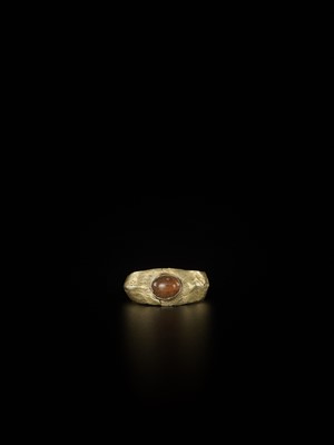Lot 1261 - A GOLD RING WITH A CARNELIAN, 5TH-1ST CENTURY BC