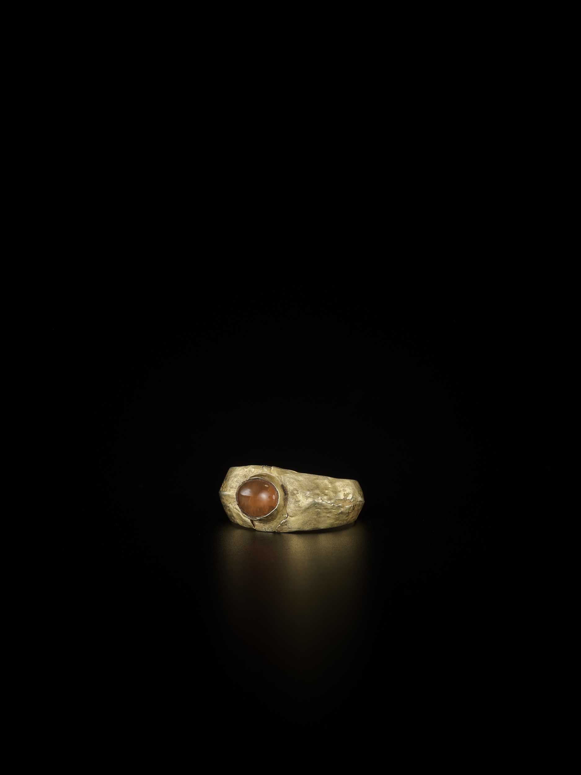 Lot 1261 - A GOLD RING WITH A CARNELIAN, 5TH-1ST CENTURY BC
