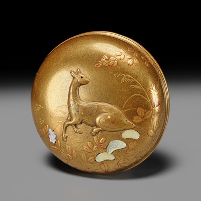 SHIBAYAMA: A FINE INLAID GOLD LACQUER MANJU NETSUKE OF A DEER AMONG AUTUMN GRASSES