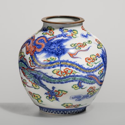 MAKUZU KOZAN I: A STUDIO PORCELAIN ‘WUCAI DRAGONS’ VASE