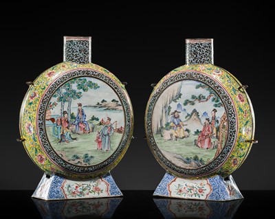 Lot 160 - AN EXCEEDINGLY RARE PAIR OF PAINTED ENAMEL MOONFLASKS, BIANHU, QIANLONG PERIOD