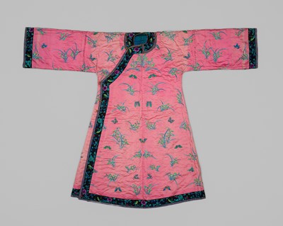 Lot 301 - A FINE EMBROIDERED PINK SATIN MANCHU WOMAN’S INFORMAL ROBE, CHANGYI, LATE QING DYNASTY
