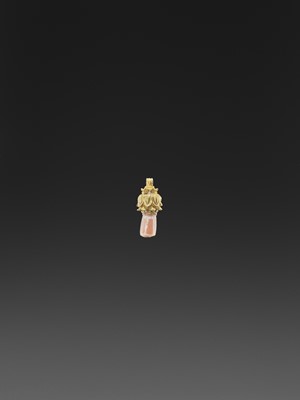 Lot 1267 - A PYU GOLD ‘LOTUS’ PENDANT WITH AGATE BEAD