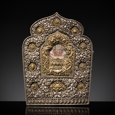 Lot 20 - A PARCEL-GILT MIXED-METAL GAU WITH A PAINTING OF VAJRADHARA AND CONSORT, 18TH-19TH CENTURY