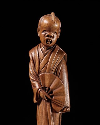 A SUPERB TALL WOOD NETSUKE OF A PERFORMER