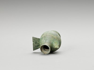 Lot 616 - A BRONZE OIL HOLDER IN THE FORM OF A BIRD