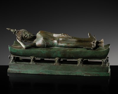 Lot 472 - A BRONZE FIGURE OF BUDDHA IN PARINIRVANA, THAILAND, 19TH-20TH CENTURY