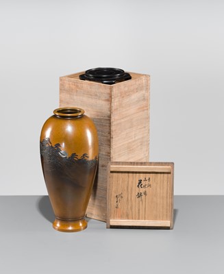 Lot 15 - JOMI EISUKE II: A SUPERB INLAID BRONZE ‘FULL MOON RISING ABOVE A PINE GROVE’ VASE