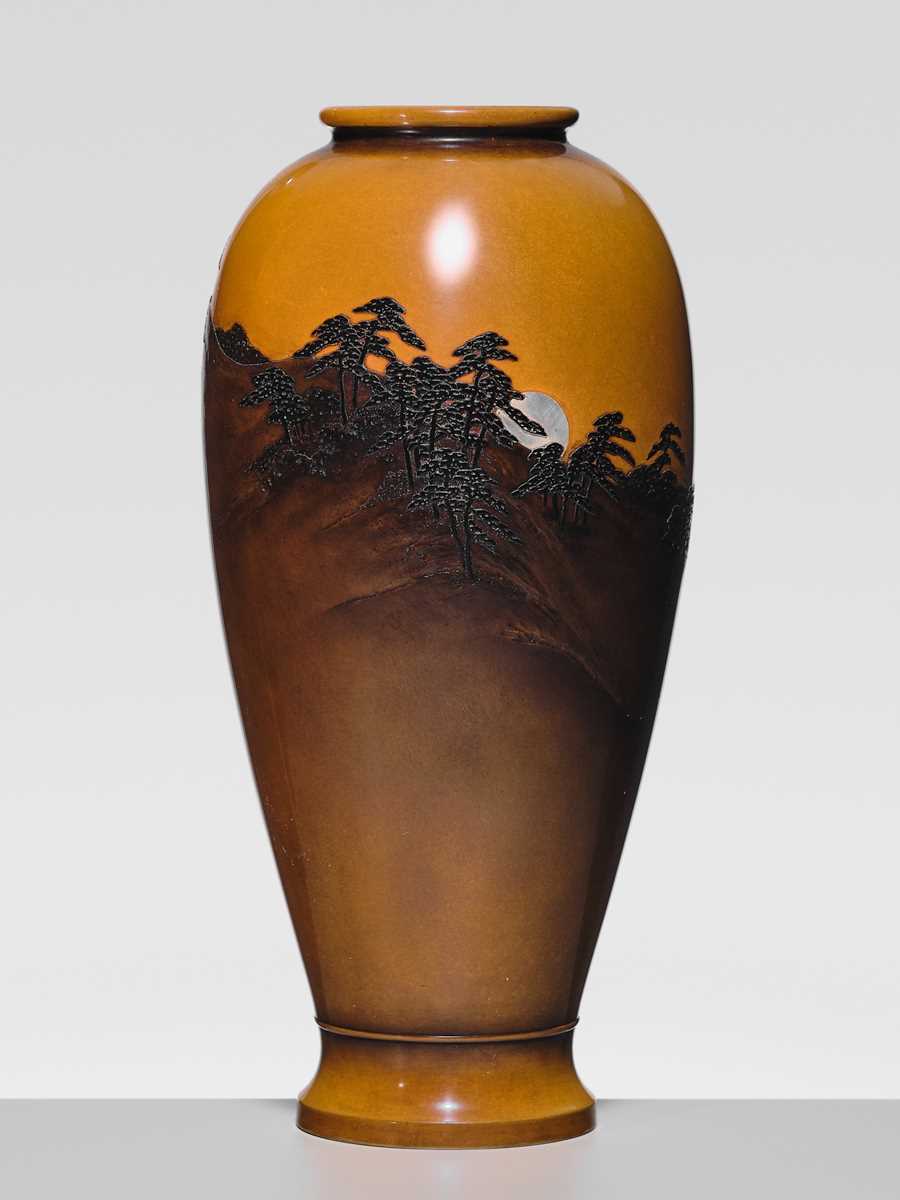 Lot 15 - JOMI EISUKE II: A SUPERB INLAID BRONZE ‘FULL MOON RISING ABOVE A PINE GROVE’ VASE