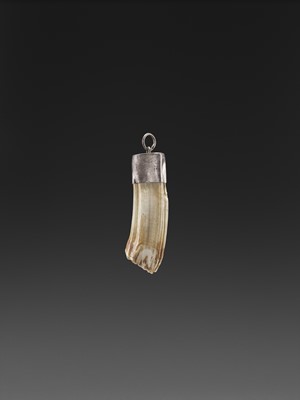 Lot 1282 - A BURMESE SILVER-FITTED IVORY TOOTH TALISMAN