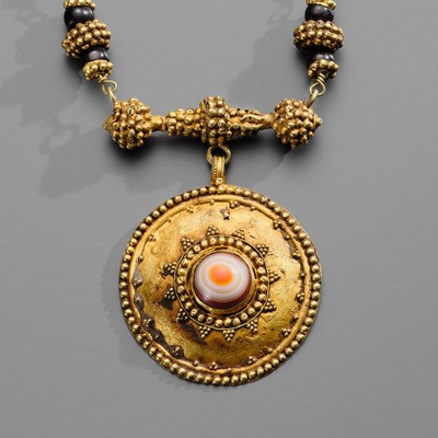 Lot 417 - A GREEK GOLD, GARNET, AND SARDONYX NECKLACE, HELLENISTIC PERIOD, CIRCA 2ND-1ST CENTURY BC