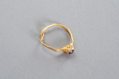 Lot 605 - A CHAM GOLD RING WITH GEMSTONE