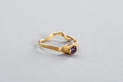 Lot 605 - A CHAM GOLD RING WITH GEMSTONE