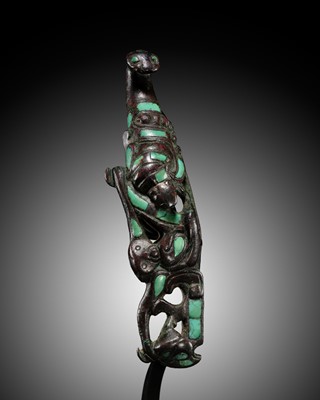 Lot 144 - A TURQUOISE INLAID BRONZE ‘MONKEY AND TORTOISE’ BELT HOOK, HAN DYNASTY