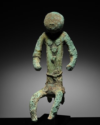 Lot 445 - A RARE BRONZE FIGURE OF A SEATED MAN, PERI-DONGSONIAN CULTURE, 500-200 BC