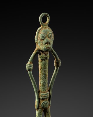 Lot 446 - A RARE FEMALE HUMANOID BRONZE FIGURE, DONG SON CULTURE