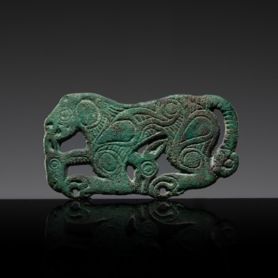 Lot 135 - A BRONZE ‘TIGER DEVOURING AN IBEX’ BELT ORNAMENT, 6TH-2ND CENTURY BC