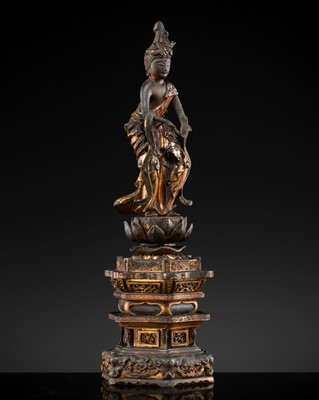 A GILT-LACQUERED WOOD FIGURE OF KANNON BOSATSU, MUROMACHI PERIOD