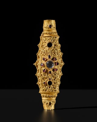 Lot 421 - A GEM-INSET UPAVITA GOLD CLASP, CENTRAL JAVA, 8TH TO EARLY 10TH CENTURY
