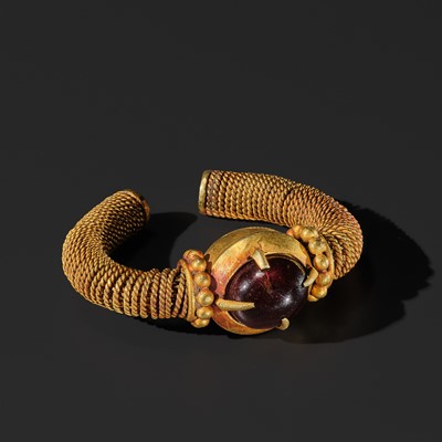 Lot 420 - A RUBY-INSET GOLD RING, EAST JAVA, CIRCA 6TH-10TH CENTURY