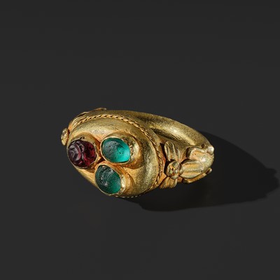Lot 422 - A GOLD AND GLASS PASTE ‘THREE BUDDHIST JEWELS’ (TRIRATNA) RING, JAVA, CIRCA 12TH CENTURY