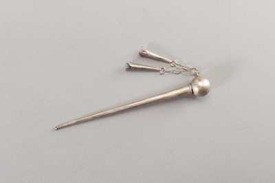 Lot 607 - A SILVER HAIRPIN