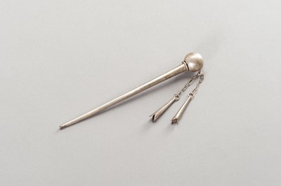 Lot 607 - A SILVER HAIRPIN