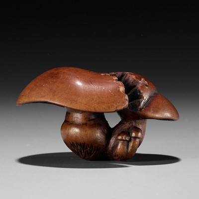 A FINE NAGOYA SCHOOL WOOD NETSUKE OF SHIMEJI MUSHROOMS