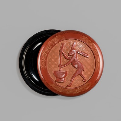 TSUISHU YOZEI XX: A FINE TSUISHU LACQUER ‘MOON HARE POUNDING MOCHI’ KOGO (INCENSE BOX)