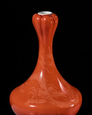 MAKUZU KOZAN I: AN IRON-RED GLAZED STUDIO PORCELAIN GARLIC-HEAD VASE WITH DRAGONS