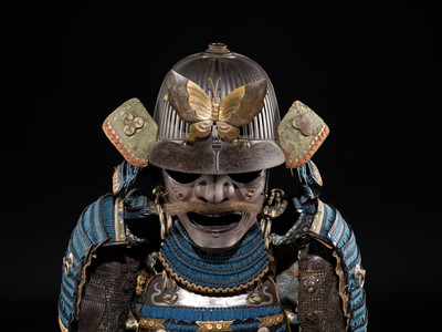 Lot 91 - SAOTOME: AN IMPRESSIVE OKEGAWA NIMAI-DO GUSOKU (TWO-PIECE CUIRASS ARMOR) AND SUJIBACHI KABUTO, WITH NKBKHK KOSHU TOKUBETSU KICHO (ESPECIALLY IMPORTANT) SHIRYO CERTIFICATE