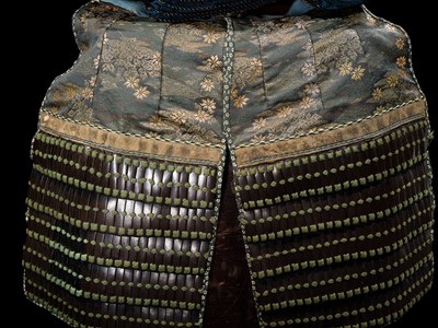 Lot 91 - SAOTOME: AN IMPRESSIVE OKEGAWA NIMAI-DO GUSOKU (TWO-PIECE CUIRASS ARMOR) AND SUJIBACHI KABUTO, WITH NKBKHK KOSHU TOKUBETSU KICHO (ESPECIALLY IMPORTANT) SHIRYO CERTIFICATE