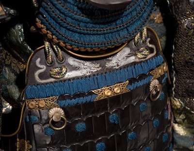 Lot 91 - SAOTOME: AN IMPRESSIVE OKEGAWA NIMAI-DO GUSOKU (TWO-PIECE CUIRASS ARMOR) AND SUJIBACHI KABUTO, WITH NKBKHK KOSHU TOKUBETSU KICHO (ESPECIALLY IMPORTANT) SHIRYO CERTIFICATE