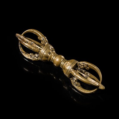 Lot 5 - A LARGE BRONZE FOUR-PRONGED VAJRA, DORJE, TIBET, CIRCA 16TH CENTURY